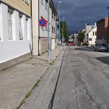 Near Brosundet, Newly Refurnished, Free Street Parking Apartment Ålesund Exterior photo