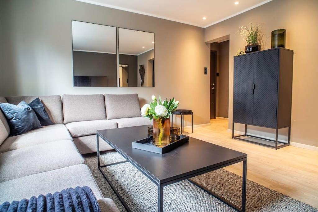 Near Brosundet, Newly Refurnished, Free Street Parking Apartment Ålesund Exterior photo