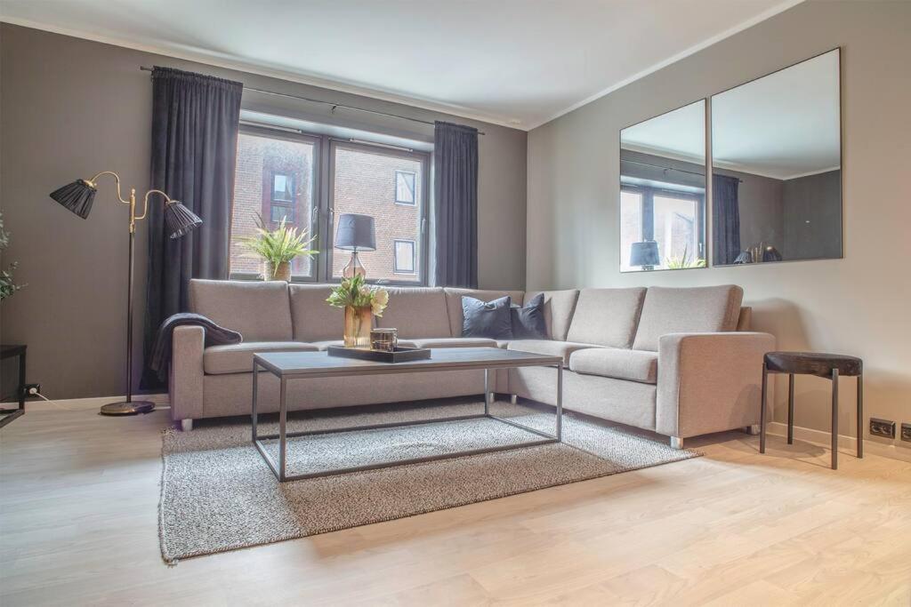Near Brosundet, Newly Refurnished, Free Street Parking Apartment Ålesund Exterior photo