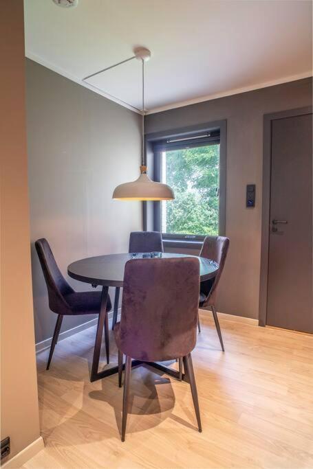 Near Brosundet, Newly Refurnished, Free Street Parking Apartment Ålesund Exterior photo