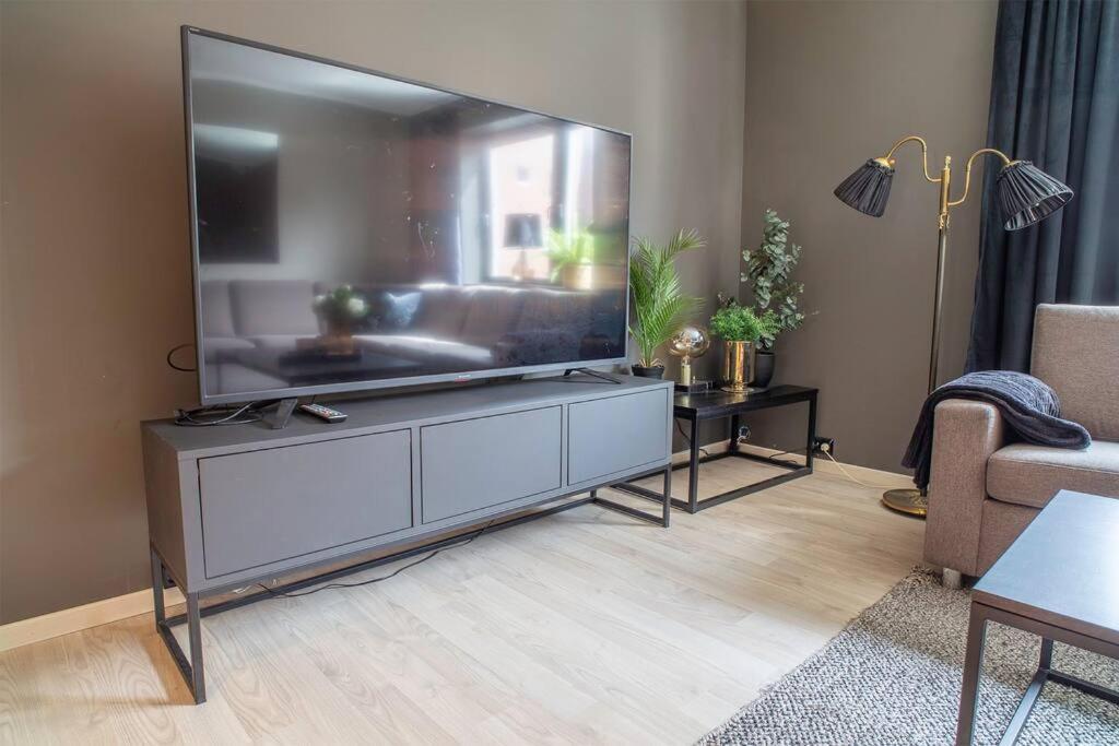 Near Brosundet, Newly Refurnished, Free Street Parking Apartment Ålesund Exterior photo