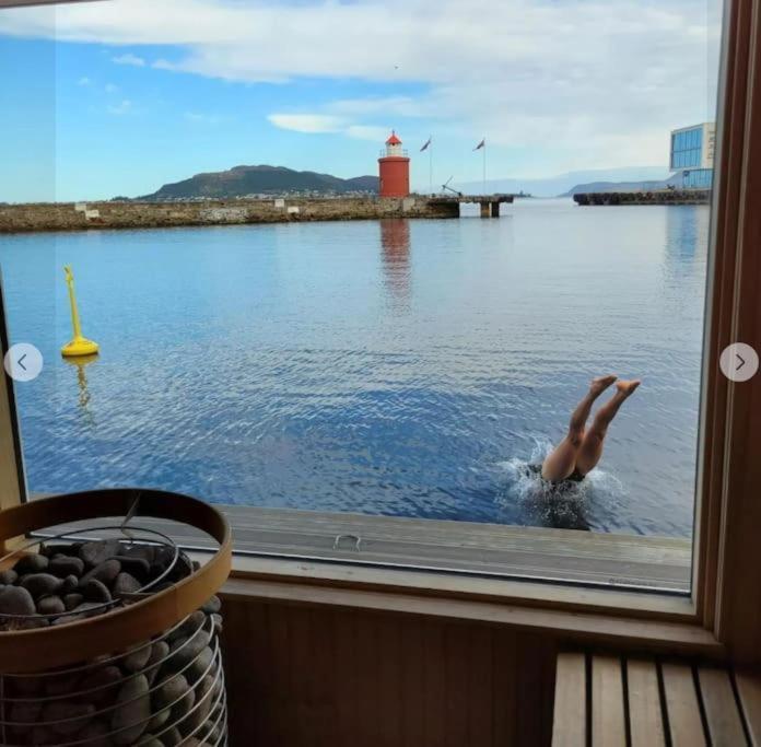 Near Brosundet, Newly Refurnished, Free Street Parking Apartment Ålesund Exterior photo