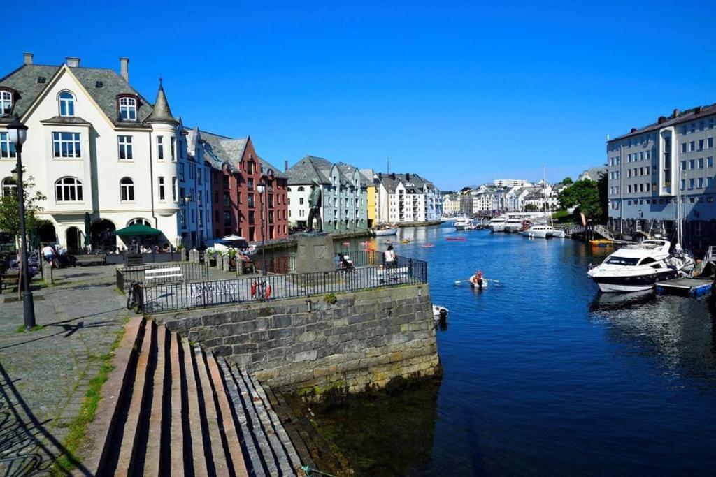 Near Brosundet, Newly Refurnished, Free Street Parking Apartment Ålesund Exterior photo